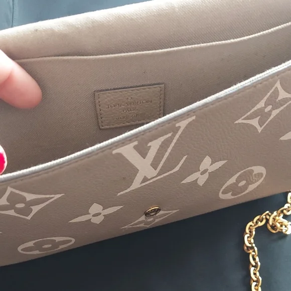 Louis Vuitton Elegant Ivory/Cream Monogram Wristlet - Picture 5 of 9